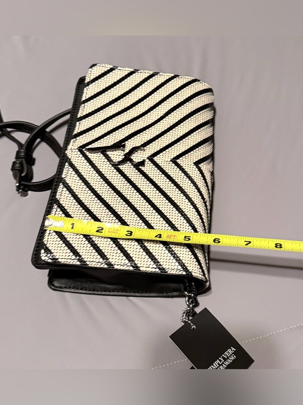 ✨✨NWT✨✨Simply Vera Wang Black & White Chevron Crossbody Bag - Picture 9 of 11